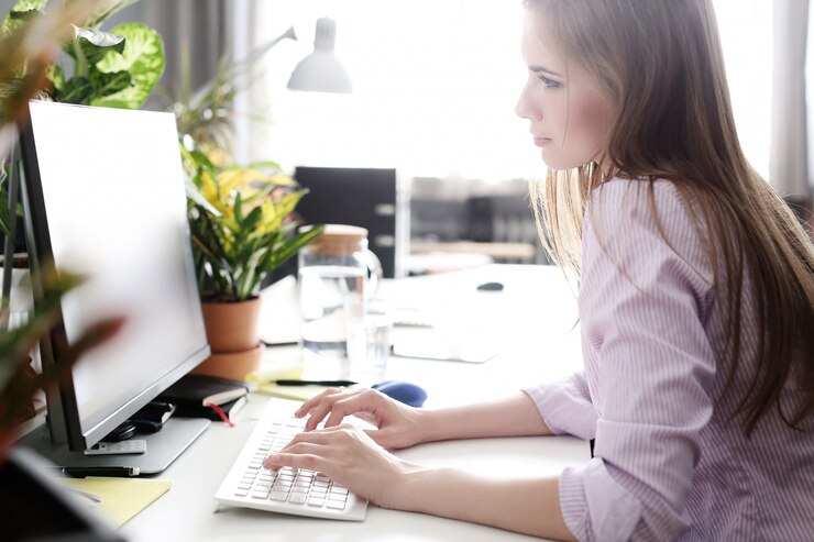 woman-office_144627-19773